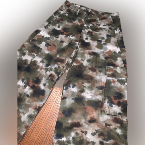 NWOT Levi’s Premium Wide Leg Relaxed Baggy Green Camouflage Cargo Pants 24 - Picture 4 of 13